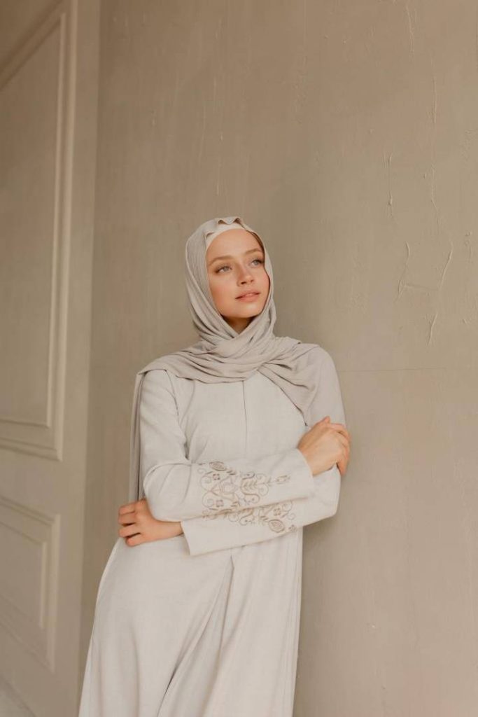 Платье с вышивкой «Salihat», серый